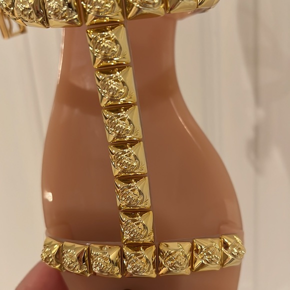Stuart Weizmann gold w/ flower embossed jelly sandals. Size 6 - Picture 6 of 6